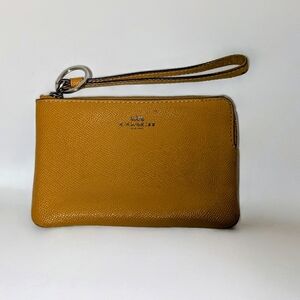 👜 Coach Tan/ Leather Wristlet